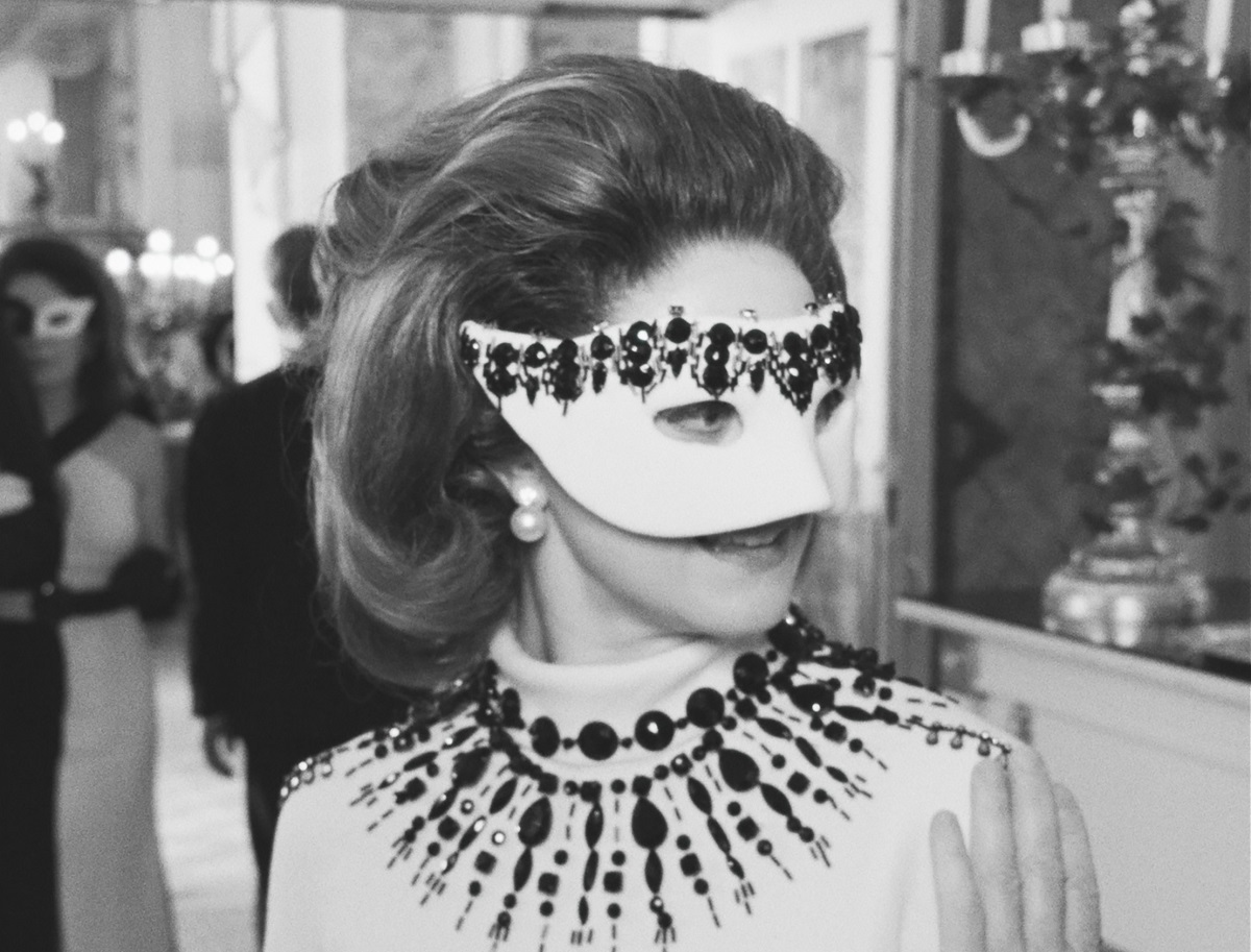 Marin Ireland as Katharine Graham at the Black and White Ball in “Masquerade 1966,” Episode 3 of “FEUD: Capote vs. The Swans.” Cr: FX