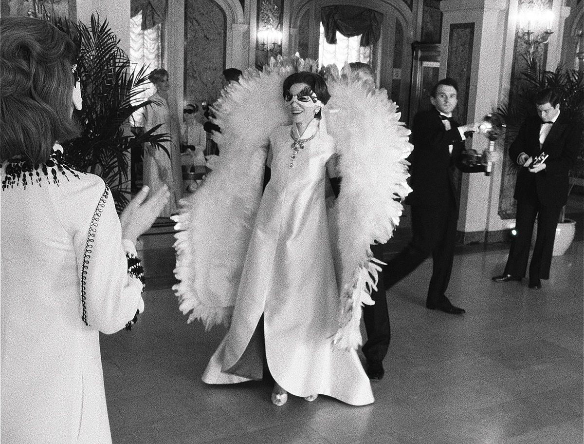 Naomi Watts as Babe Paley at the Black and White Ball in “Masquarade 1966,” Episode 3 of “FEUD: Capote vs. The Swans.” Cr: FX