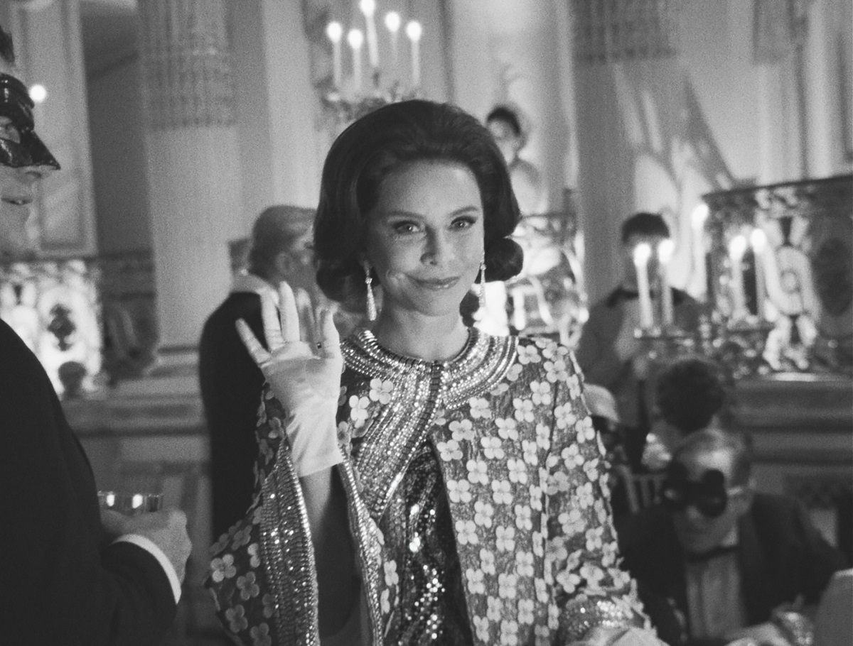 Calista Flockhart as Lee Radziwill at the Black and White Ball in “Masquarade 1966,” Episode 3 of “FEUD: Capote vs. The Swans.” Cr: FX