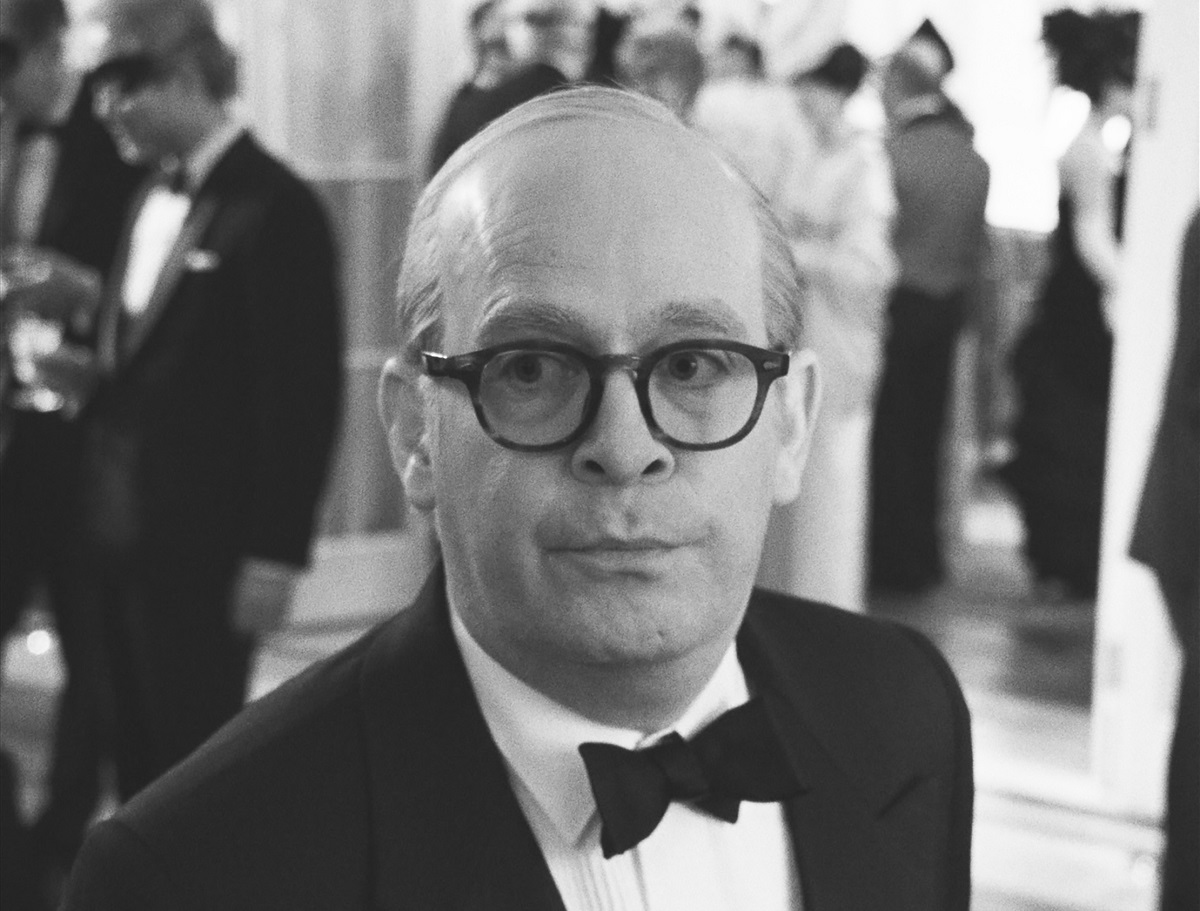 Tom Hollander as Truman Capote at the Black and White Ball in “Masquarade 1966,” Episode 3 of “FEUD: Capote vs. The Swans.” Cr: FX