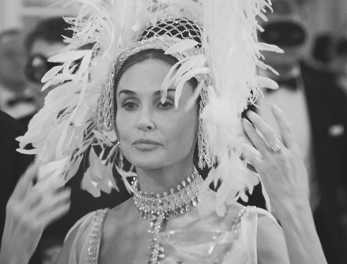 Demi Moore as Ann Woodward at the Black and White Ball in “Masquarade 1966,” Episode 3 of “FEUD: Capote vs. The Swans.” Cr: FX