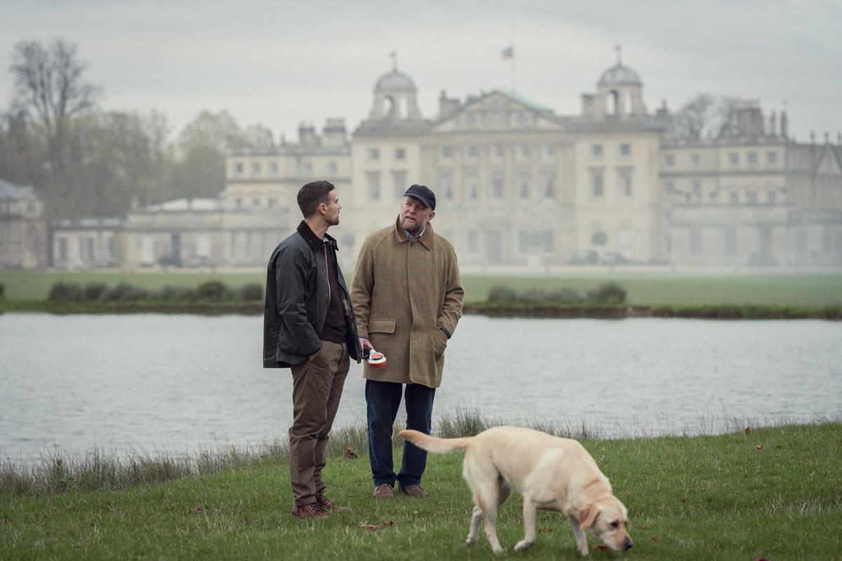 Theo James and Guy Ritchie behind the scenes of “The Gentlemen.” Cr: Christopher Rafael/Netflix