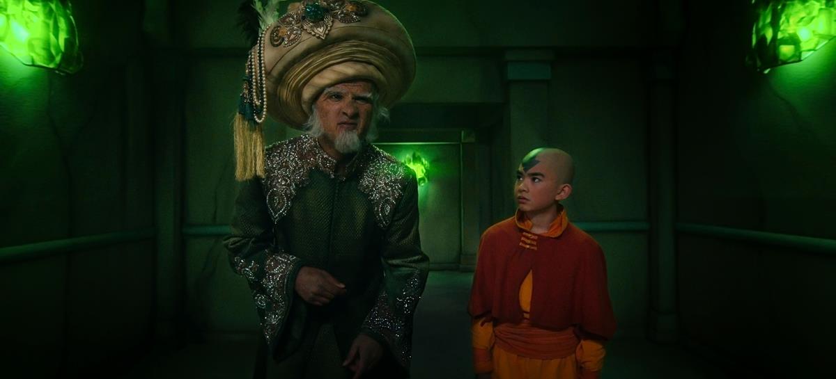 Utkarsh Ambudkar as King Bumi and Gordon Cormier as Aang in Season 1 of “Avatar: The Last Airbender.” Cr: Netflix