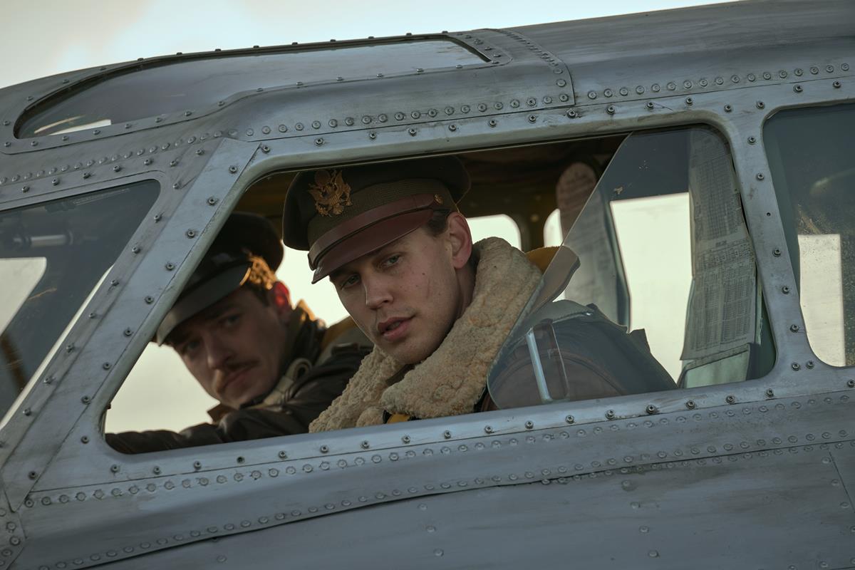 Austin Butler and Nate Mann in “Masters of the Air.” Cr: Apple TV+
